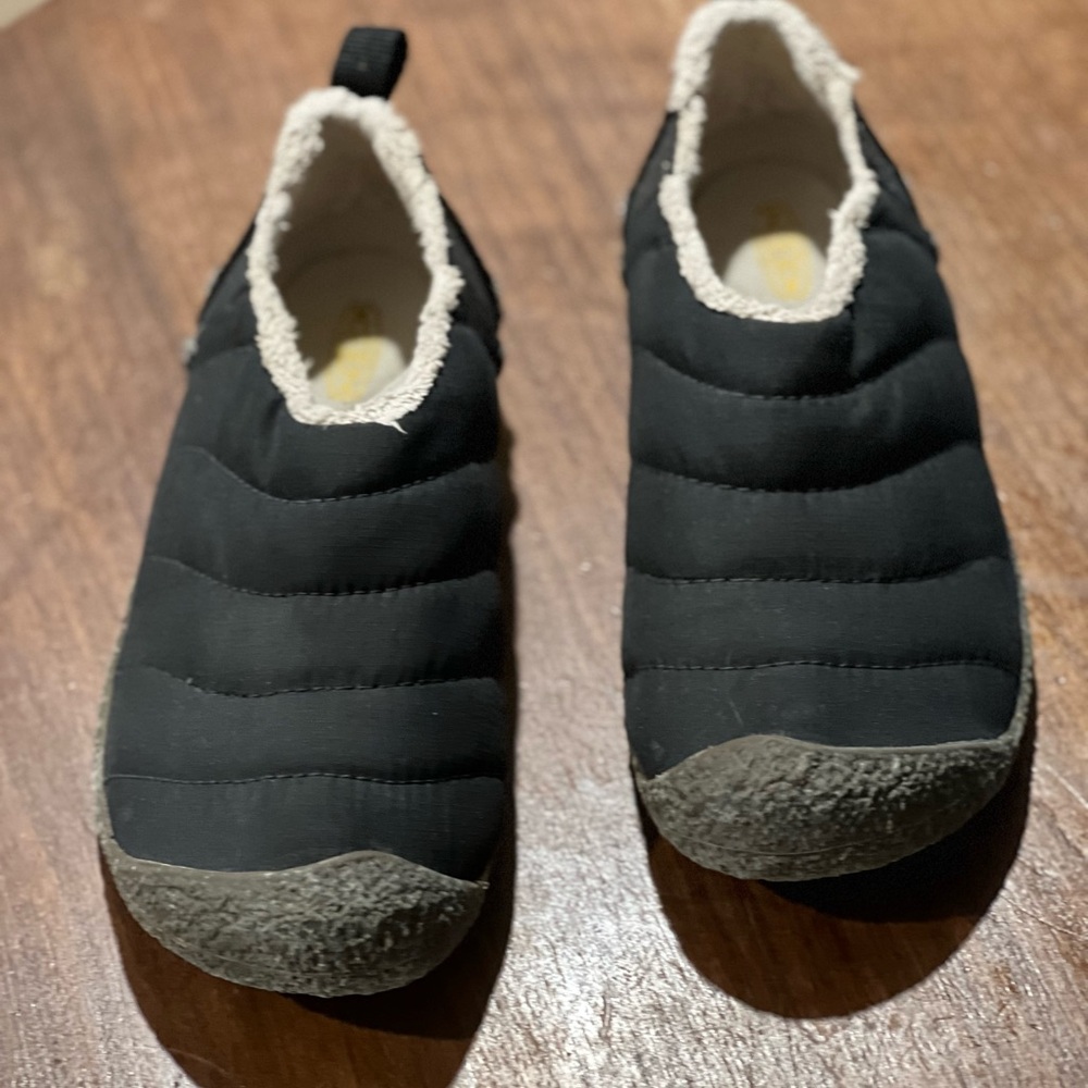 Keen Black Quilted Slip-On Shoes size 7